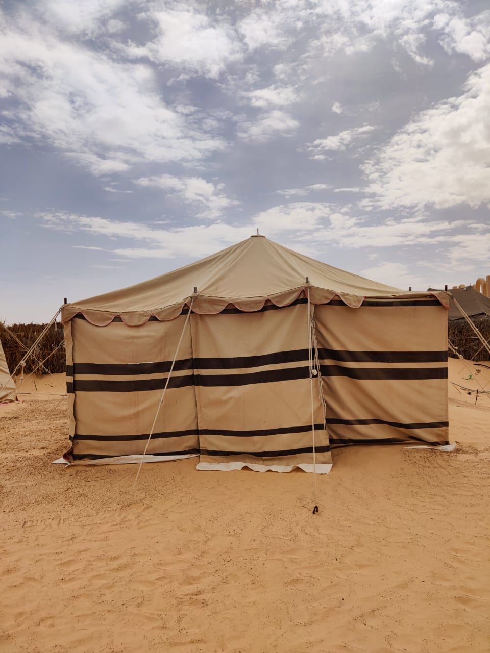 Tente berbère traditionnelle avec tapis et tissus colorés